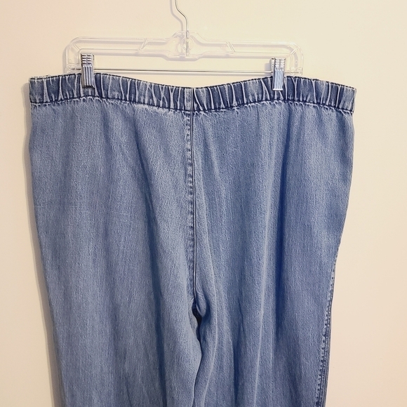 Kate Hill Woman | Lightweight Distressed Tencel Denim Jeans (Size 1X) - Picture 9 of 11